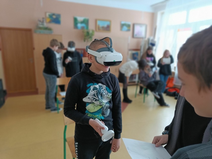 O zaletach gogli VR przekonało się już kilkuset uczniów i...