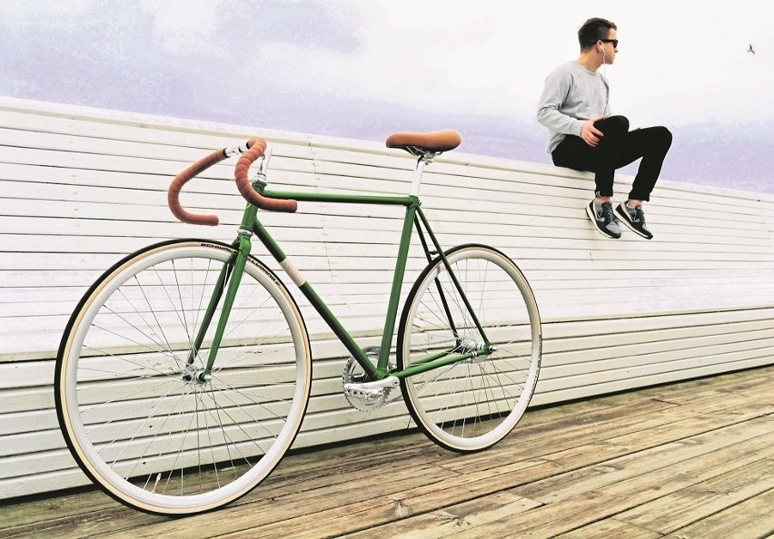 Na zdjęciu Jakub  Polakowski z rowerem Sopot. Ten model to...
