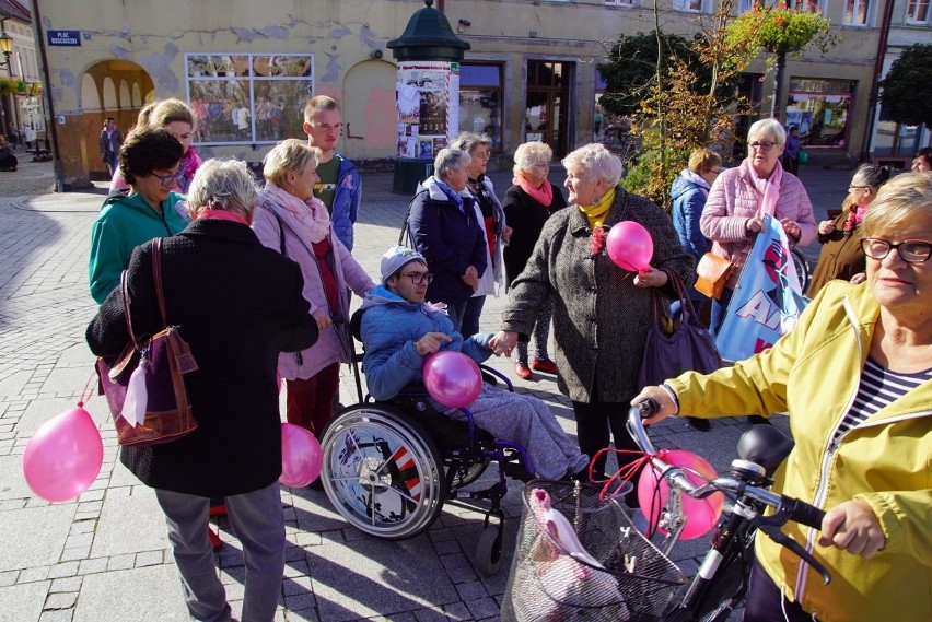 Profilaktyka raka piersi. Różowy marsz w Darłowie [ZDJĘCIA]