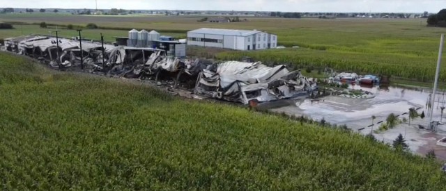 Około 14 godzin trwało gaszenie pożaru hali produkcyjnej w Trzeciewcu (gmina Dobrcz, powiat bydgoski). Ostatni zastęp straży pożarnej wrócił do bazy po godz. 14.00 w niedzielę, 6 września.Przypomnijmy: tej nocy (z 5 na 6 września) wybuchł pożar w zakładzie produkcyjnym w Trzeciewcu niedaleko Dobrcza. Paliła się hala, w której wytwarza się mączkę rybną organiczną. Nikt nie ucierpiał.- W gaszeniu ognia uczestniczyły w sumie 24 zastępy straży pożarnej - informują nas w Wojewódzkim Stanowisku Koordynacji Ratownictwa Państwowej Straży Pożarnej w Toruniu. Strażacy podkreślają: - Pożar objął około 1600 metrów kwadratowych powierzchni. O godz. 14.21 w niedzielę, 6 września, ostatni zastęp powrócił z miejsca.Jeszcze nie jest znana przyczyna pożaru w Trzeciewcu. Można jednak już mówić o skali strat. Właściciel wstępnie szacuje je na około 5 milionów złotych. 