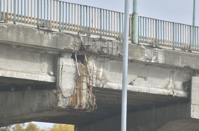 Bez pomocy rządowej nie da się przebudować wiaduktu na ulicy Lubelskiej w Radomiu. Los obecnego wiaduktu jest przesądzony: trzeba go rozebrać, bo w tym miejscu ma powstać ważny węzeł komunikacyjny. Będzie nowy przystanek kolejowy, nowe zjazdy, ułatwienia także w kierunku lotniska.Na razie jednak wiadukt niszczeje, a zbudowano go ponad 46 lat temu. Jego stan jest fatalny. Sami możemy to sprawdzić.>