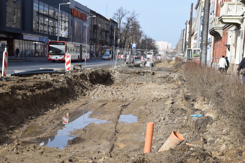 W centrum Częstochowy trwa modernizacja linii tramwajowej...