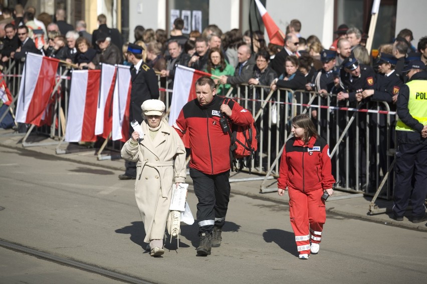 Kondukt z trumnami na ulicach Krakowa (ZDJĘCIA)