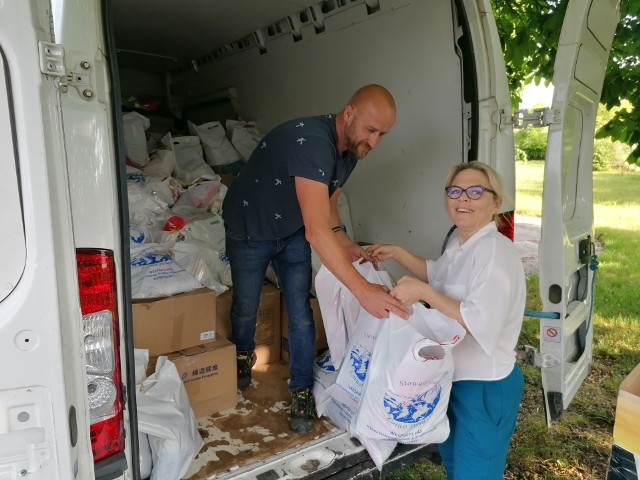 Jeszcze w czwartek (2 czerwca) trwało wielkie pakowanie darów. Ostatecznie do Lwowa pojechały dwa duże busy wypełnione paczkami po brzegi.