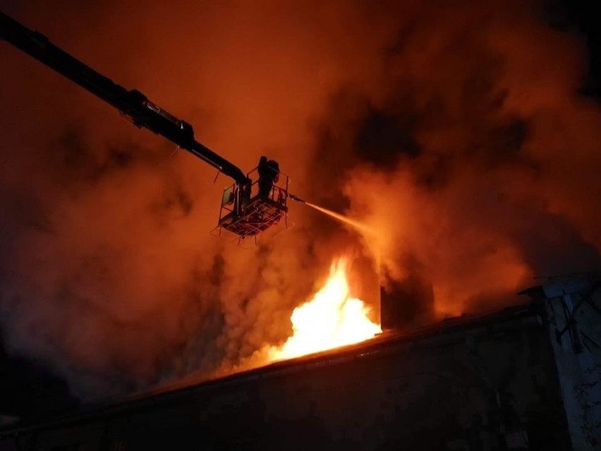 Groźny pożar na ulicy Starokunowskiej w Ostrowcu! Palił się dawny magazyn drewna [ZDJĘCIA]