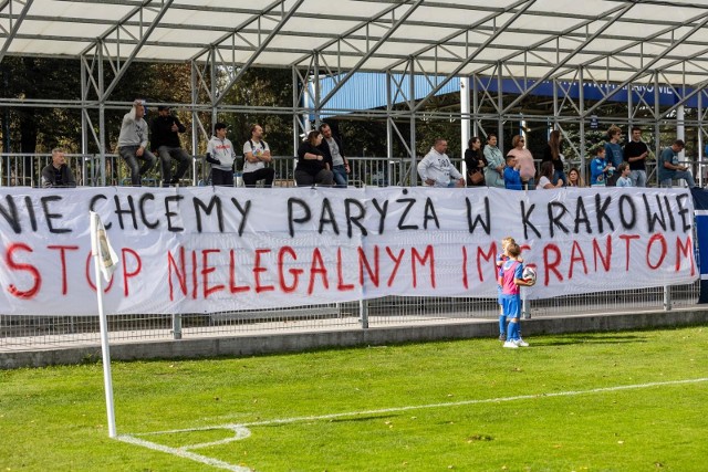 Kibice Hutnika Kraków na meczu z Sandecją Nowy Sącz (7.10.2023)