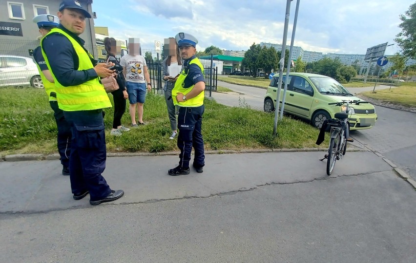 Wypadek na al. Armii Krajowej we Wrocławiu. Samochód potrącił rowerzystkę [ZDJĘCIA]