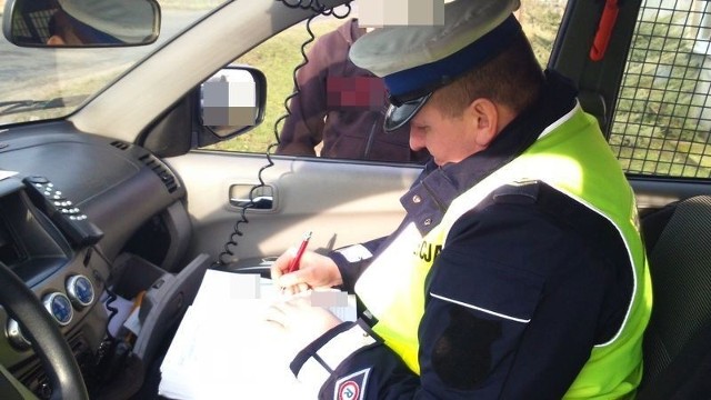 Policjanci zatrzymali 51&#8211;letniego nietrzeźwego kierującego ciężarowym mercedesem na ulicy Kraszewskiego w Namysłowie.