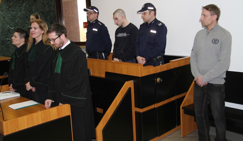 Artur Dudzic (z prawej) z ulgą wysłuchuje, że sąd uniewinnia...