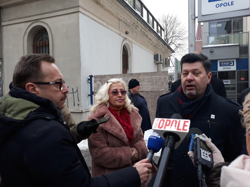 Pod siedzibą TVP 3 Opole odbyła się konferencja prasowa w...