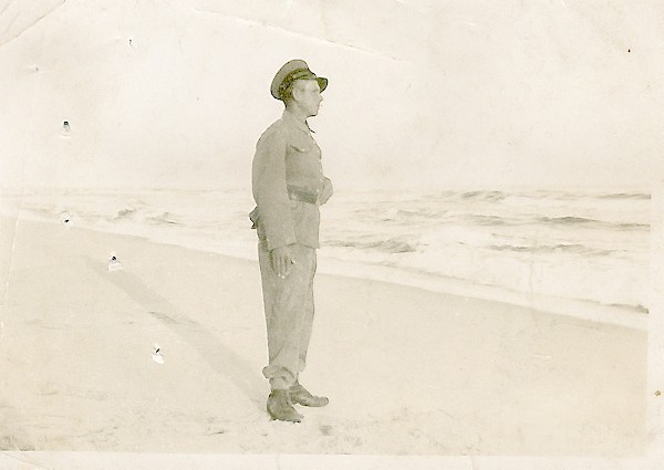 1 wrzesnia 1939 roku na plaży w Helu. Pan Jan  (na zdjęciu) pamięta, że tego dnia było bardzo  gorąco. Przy pracy stały fortece, które on  budował.