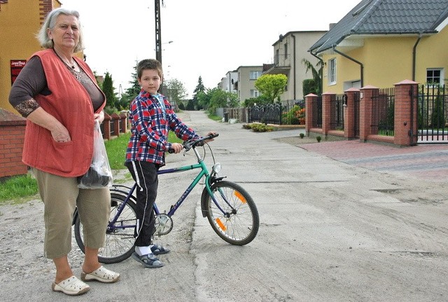 - Bernadeta Jurek i jej wnuk Kacper Kopański już cieszą się na remonty ulic Olimpijskiej i Okrężnej, którymi poruszają się na co dzień