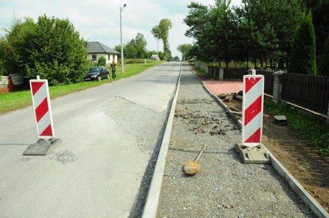 Przy drogach powiatowych na terenie gminy Staszów powstaną chodniki. Inwestycja jest możliwa dzięki 168 tysiącom złotych przekazanych przez gminę Staszów powiatowi staszowskiemu, które realizuje to zadanie. Na zdjęciu budowa chodnika w Sztombergach.