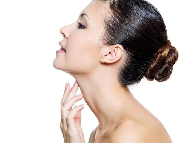 Bardzo mała ilość gruczołów łojowych w warstwie skóry szyi i dekoltu powoduje, że szybko traci ona nawilżenie, staje się przesuszona i mało elastyczna.