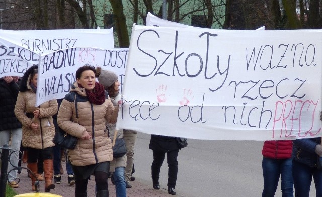 Mieszkańcy protestują przeciwko likwidacji trzech szkół podstawowych w gminie Kazimierza Wielka.