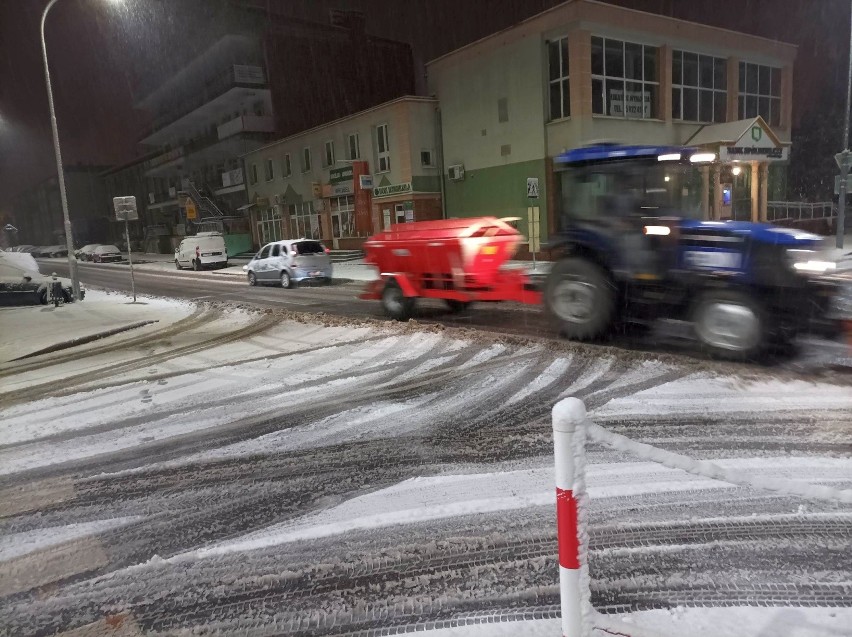W Tarnobrzegu spadł pierwszy śnieg. Na ulice miasta wyjechały pługopiaskarki