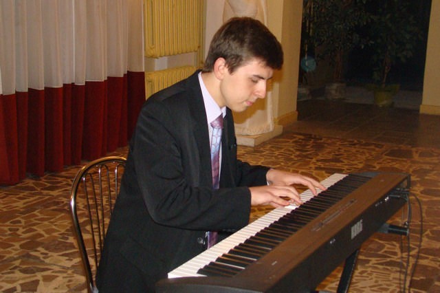 Uzdolniony pianista Bartek Wróblewski