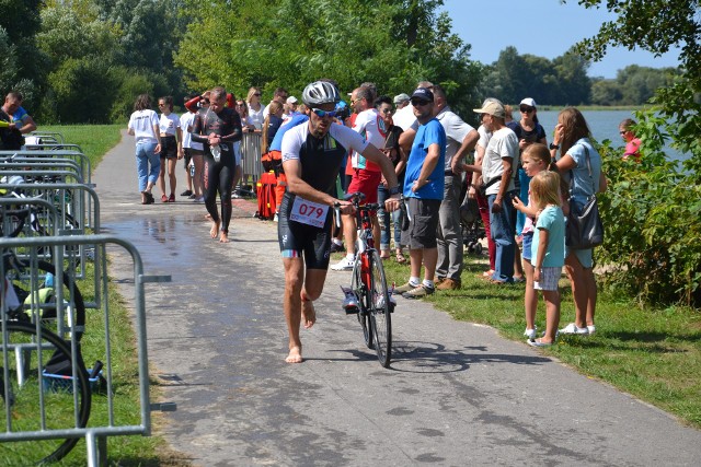 Po symbolicznym wystrzale  zawodnicy przepłyną w zalewie  dystans 750 metrów. Następnie wsiądą na rowery i pokonają  20-kilometrową trasę do Sandomierza przez Skotniki i Bogorię Skotnicką.