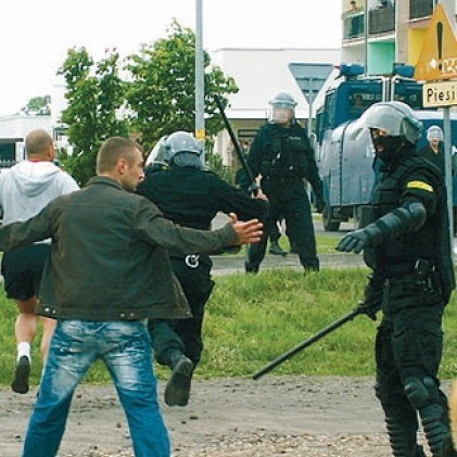 Starcia z policją na lęborskim osiedlu mieszkaniowym.