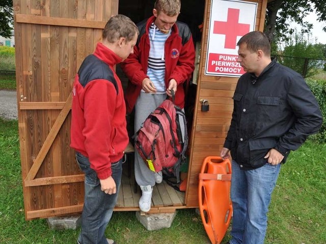 Piotr Misztak sprawdza wyposażenie apteczki w domku ratowników na plaży Wojskowej.