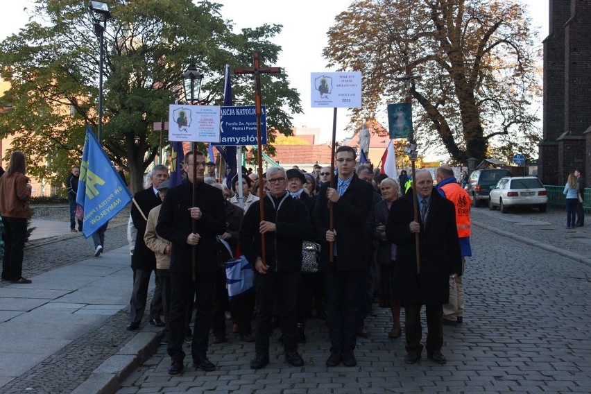 Marsz różańcowy "modlitwa za Polskę" przeszedł ulicami Wrocławia