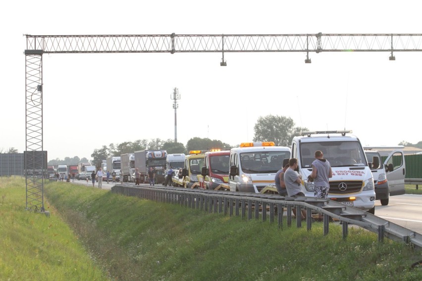 Koszmarny wypadek na A4. Pasażer uwięziony w samochodzie [ZDJĘCIA]