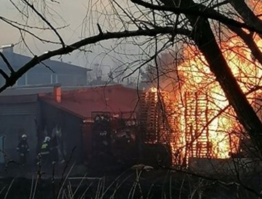 Strażacy gasili pożar przy ulicy Rajskiej w Rybniku....