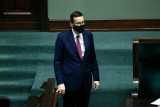 Premier Mateusz Morawiecki zwraca uwagę na pozytywne skutki wprowadzonych restrykcji: Wygrywamy z epidemią! Liczba zakażeń spada! 