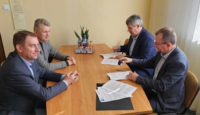 Umowę podpisano w gabinecie starosty pińczowskiego, w obecności członka Zarządu Powiatu Pińczowskiego Michała Leszczyńskiego (pierwszy z lewej)