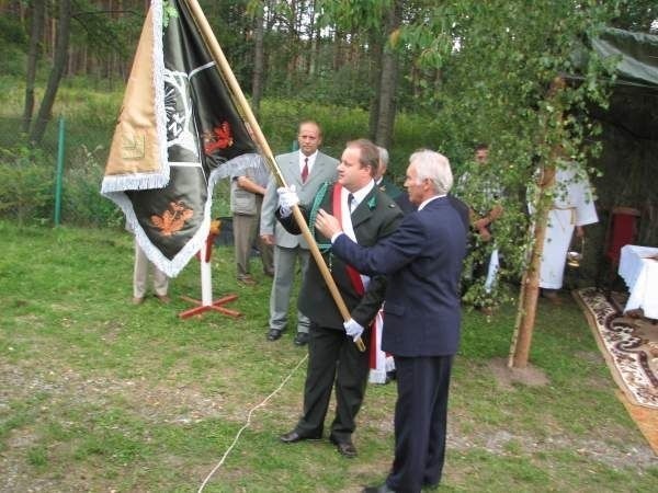 Zygmunt Kubicki, prezes Koła Łowieckiego &quot;Ziemia Sandomierska&quot; odebrał sztandar z rąk Tadeusza Jabłońskiego.