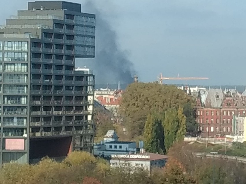 Zdjęcia ciemnego dymu nad miastem zaniepokoiły w środę...