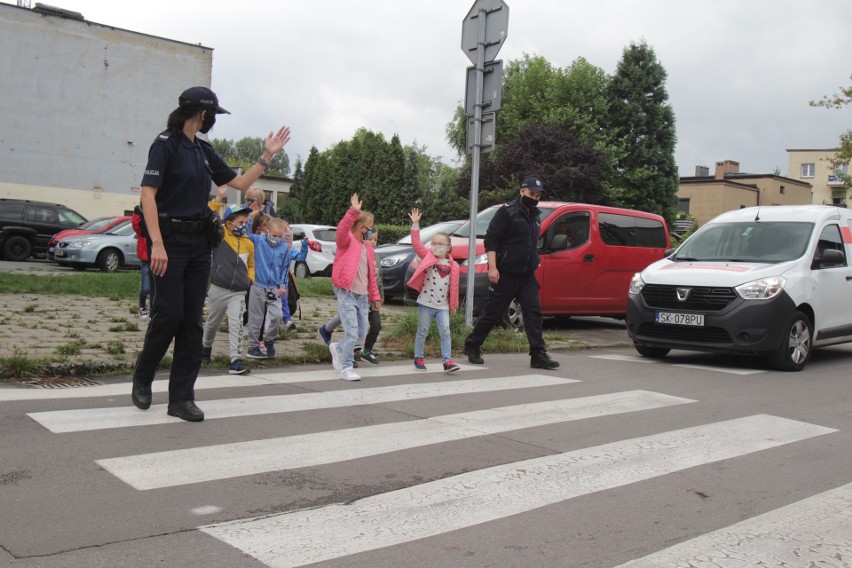 Bezpieczna droga do szkoły z policjantami w SP nr 10 w Sosnowcu. Mundurowi promowali noszenie odblasków i zasady przechodzenia przez jezdnię