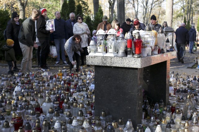 Wszystkich Świętych w Słupsku. Tłumy na słupskich cmentarzach