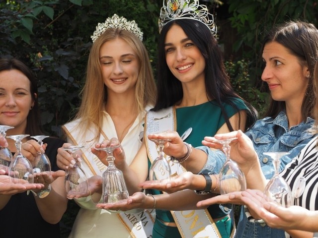 Do abstynencji w ciąży zachęcały m.in. Miss Polonia 2023 Ewa Jakubiec (z prawej) oraz I Wicemiss Województwa Łódzkiego Martyna Mendelska 2022 (z lewej).