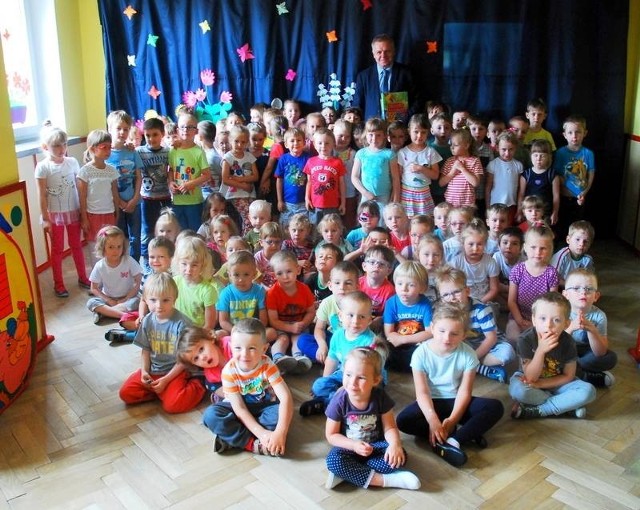 Kłobuck: Burmistrz wziął udział w akcji "Cała Polska czyta dzieciom"