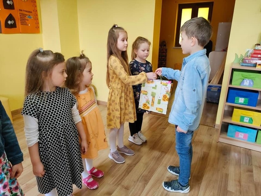 Uroczy Dzień Kobiet w Niepublicznym Przedszkolu Naukowym "Mali Odkrywcy" w Sandomierzu. Zobacz zdjęcia