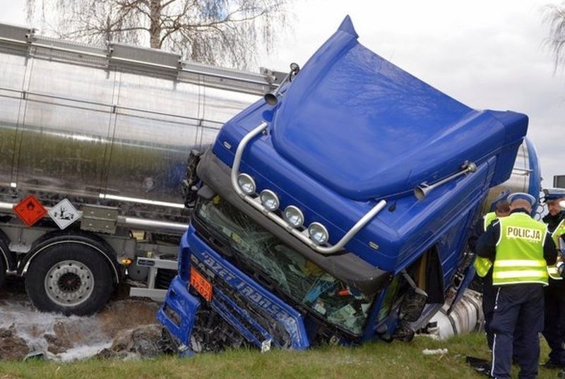 Wypadek śmiertelny na trasie Grajewo - Łomża. Kierowca osobówki zginął na miejscu (zdjęcia, wideo)