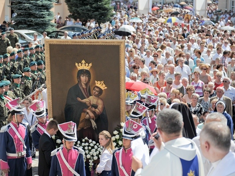 W Jarosławiu ukoronowano obraz Matki Bożej Śnieżnej [ZDJĘCIA, WIDEO]