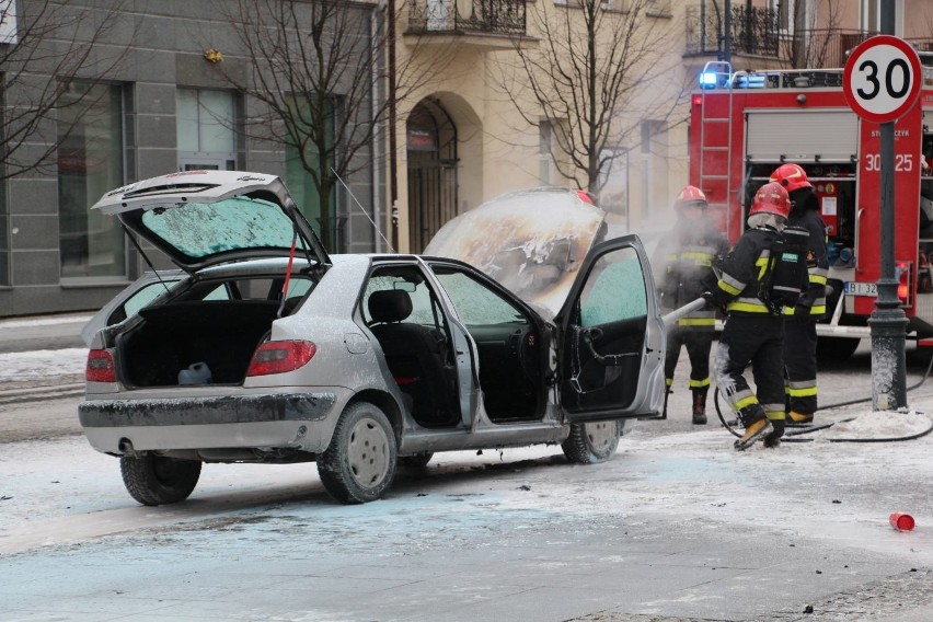 Białystok. Pożar auta w centrum miasta. Zapalił się citroen xsara (zdjęcia, wideo)