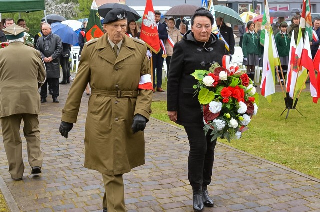 Kwiaty pod pomnikiem Gloria Victis złożyli też przedstawiciele Światowego Związku  Żołnierzy Armii Krajowej okręg Radom.