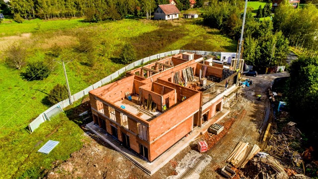 Budowa przedszkola w Koźmicach Wielkich (gmina Wieliczka) rozpoczęła się podczas minionych wakacji. Mury obiektu rosną w oczach. Budynek, gdzie będzie uczyć się prawie 200 przedszkolaków ma być gotowy na wrzesień 2023