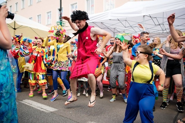 Fundacja „Dr Clown” od 1999 roku prowadzi program „Terapii śmiechem i zabawą”.