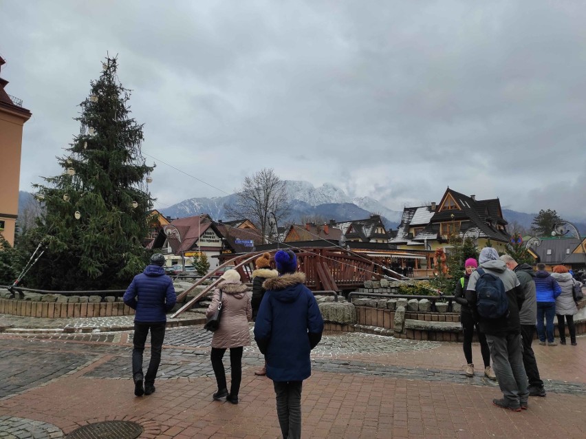 Zakopane. Święta inne niż wszystkie. Nie za dużo turystów. Na Krupówkach mało ludzi