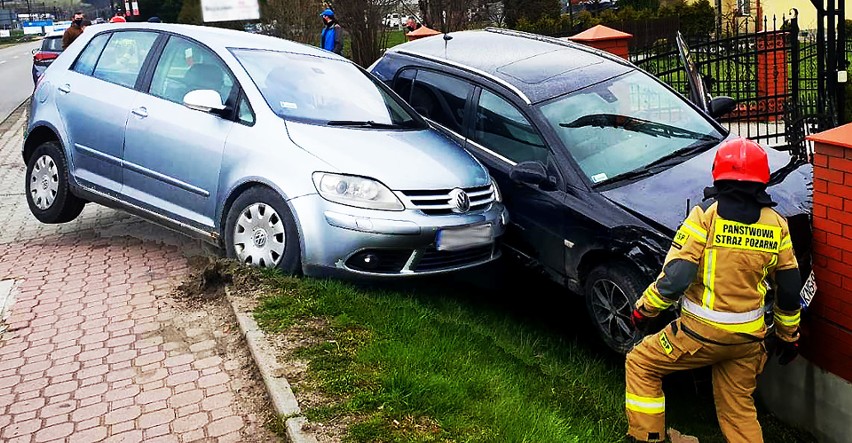 Dziwny wypadek pod Krynicą. Po zderzeniu dwa rozbite auta uderzyły w murowany płot