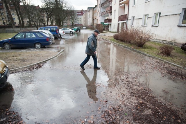 Olbrzymia kałuża przy ulicy Zamkowej w Słupsku.