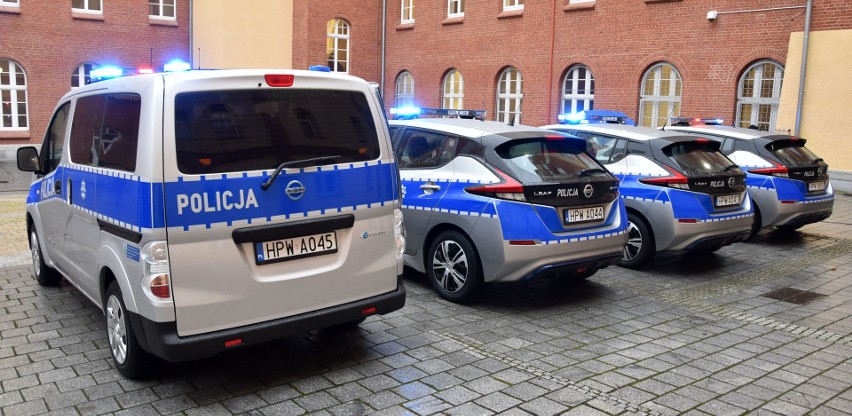 Policja w Szczecinie ma nowe radiowozy. To auta elektryczne!