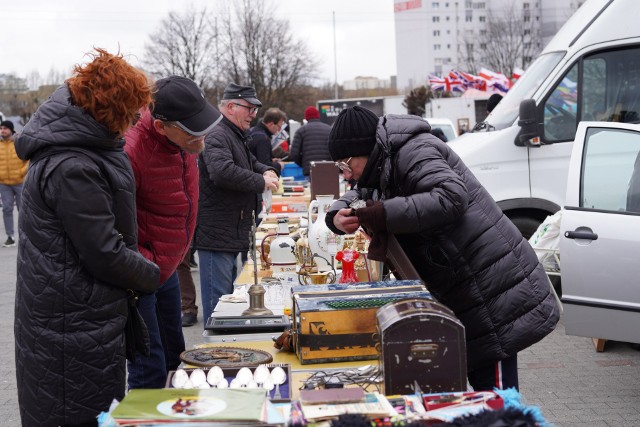 Co niedzielę na parkingu przed Centrum Handlowym M1 w Poznaniu odbywają się giełda staroci i pchli targ. Za każdym razem przyjeżdżają tłumy. Niektórzy nadal nazywają je "rzeźnią", bo wcześniej odbywały się na terenie Starej Rzeźni na Garbarach. Antyki, książki, płyty, kasety, części, naczynia, ale i meble, słodycze i środki czystości - to tylko ułamek tego, co można dostać na cotygodniowym targu.Zobacz zdjęcia --->