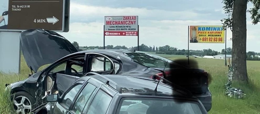 Wypadek w Brzeźnie. Dwie osoby trafiły do szpitala....