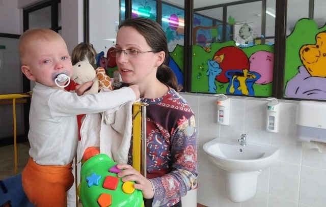 Anna Burzyńska, którą spotkaliśmy wczoraj z rocznym synem Szymonem na oddziale pediatrycznym przy ul. Dekerta chwali nowy wygląd sal
