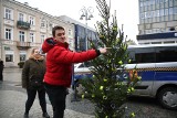 Darmowe odblaski dla mieszkańców Kielc rozdawane na ulicy Sienkiewicza. Tak świętokrzyskie służby dbają o bezpieczeństwo. Film i zdjęcia